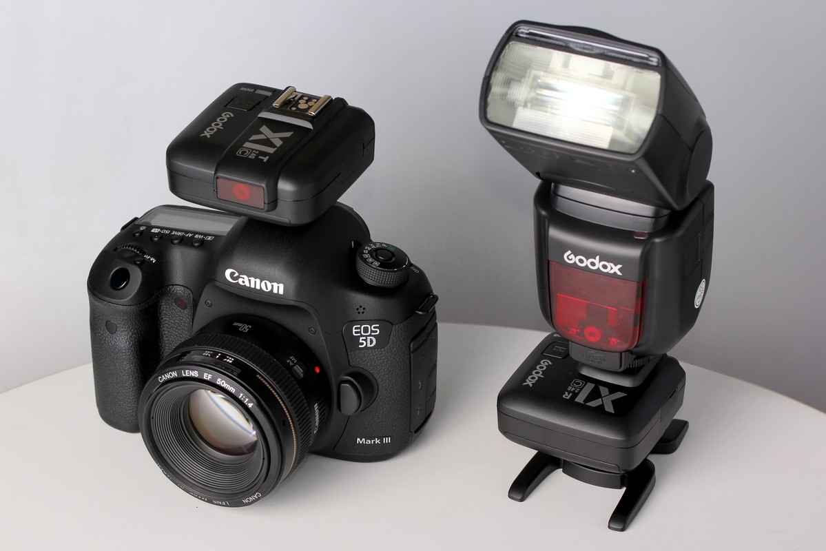 Фотовспышки телефона. Синхронизатор Кэнон для вспышки. Nikon d3100 вспышка. Godox синхронизатор для Canon.